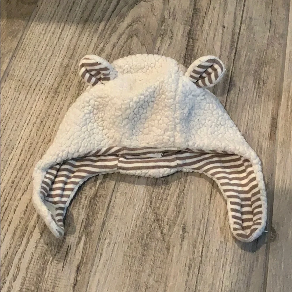 EUC Bundle of 2 cream hats and a pair of booties
